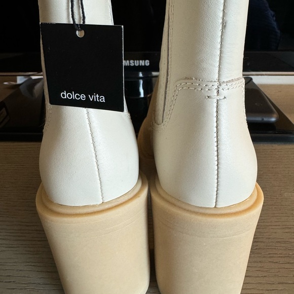 Dolce Vita Waterproof Bootie 6.5 - Picture 4 of 5